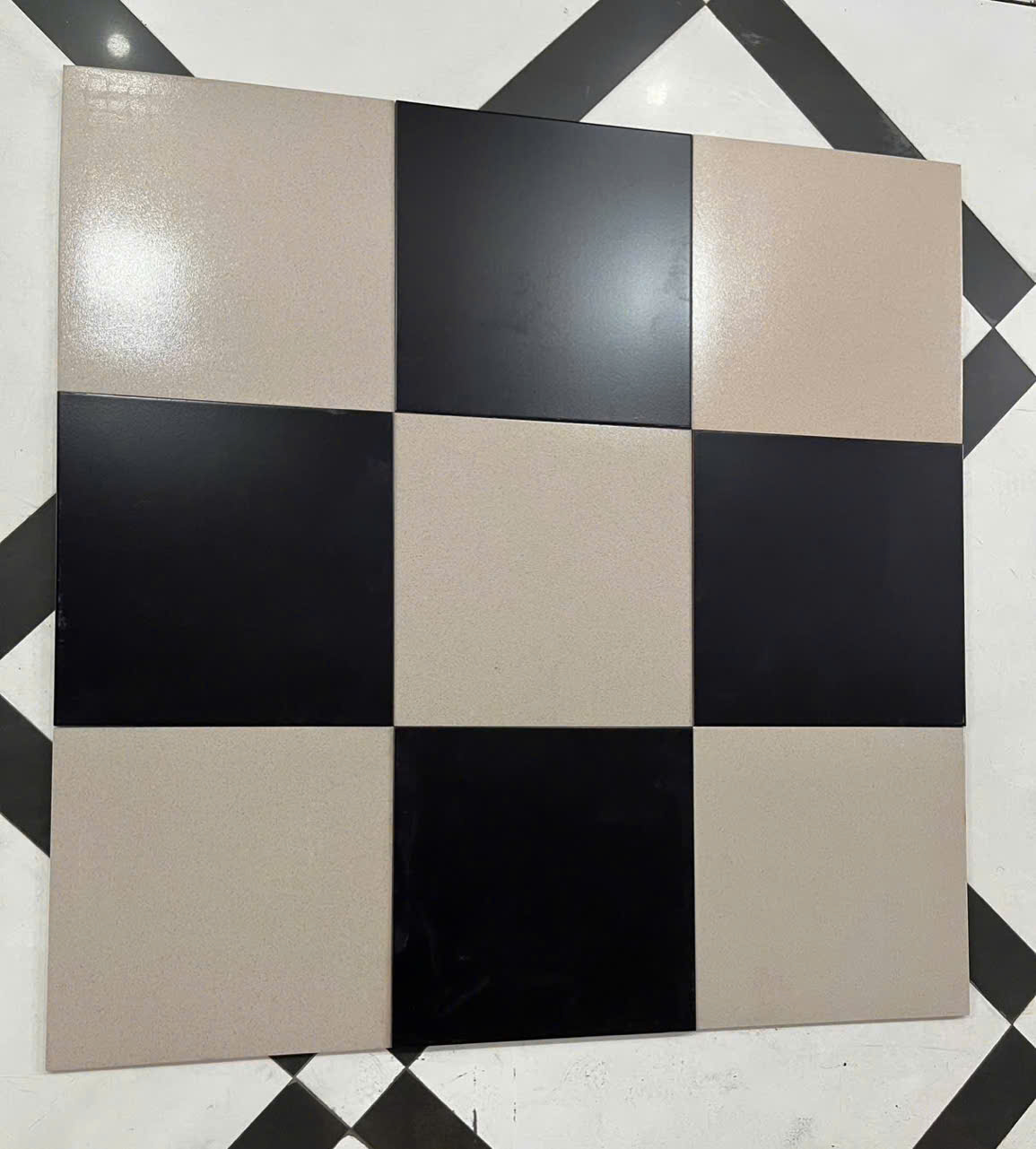 GẠCH 40×40 MÀU KEM ĐEN XƯƠNG ĐÁ ĐỒNG CHẤT MEN MỜ LOẠI 1